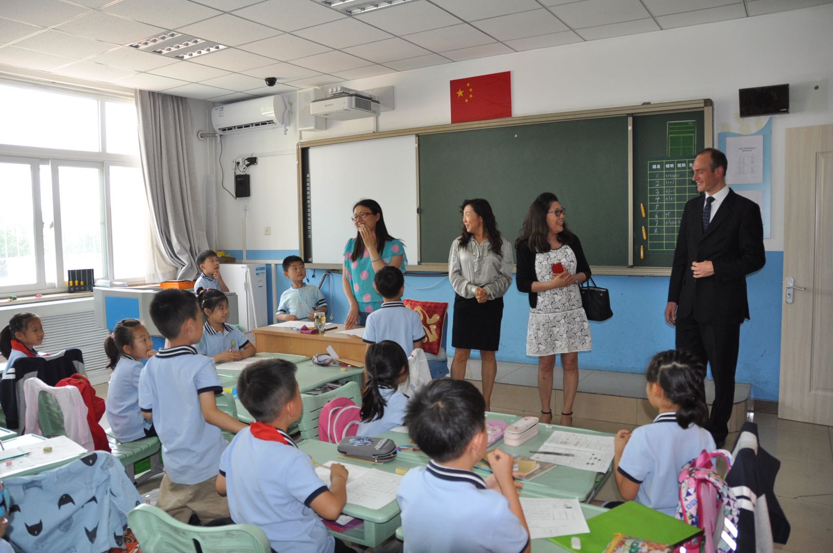 怎么介绍学校的情况 6adadc1ee9624036a5bbafeccfb85433.jpeg