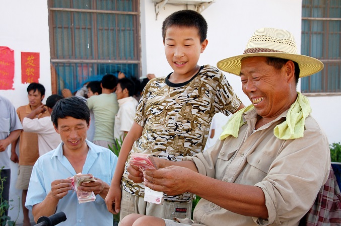 (2006年农民拿到粮食补贴)