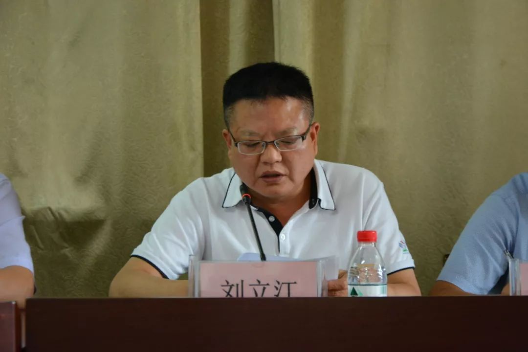 刘立江副校长向全体教职工解读学校相关制度