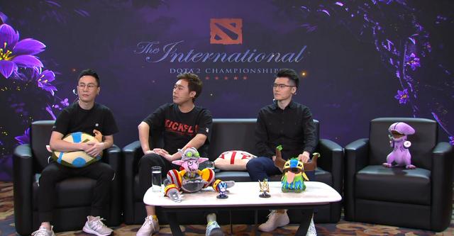 dota2解说证明,坚持健身有多帅,人到中年身材不走形