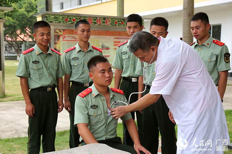 广西崇左:暖心义诊进军营 武警官兵乐开怀