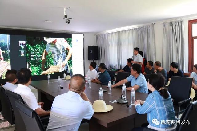 两当县召开半年经济观摩会