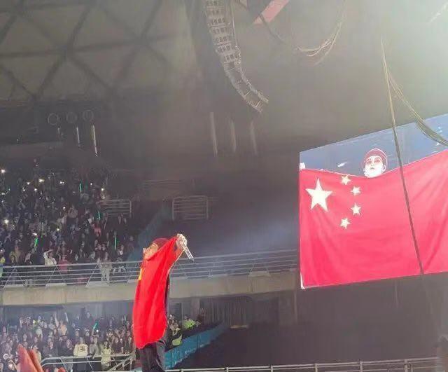 有种有种中国香港歌手王嘉尔智利演出身披五星红旗