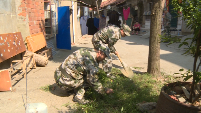 市人武部组织民兵参与城市环境卫生整治