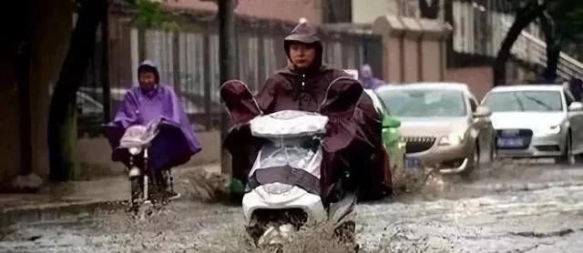 电动车被淋还能骑吗下雨天骑电动车是否很危险