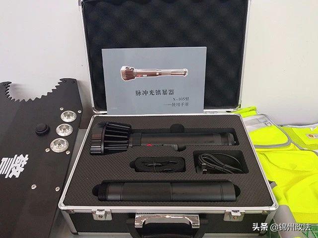 最新警车警用无人机警服巡逻机器人曝光