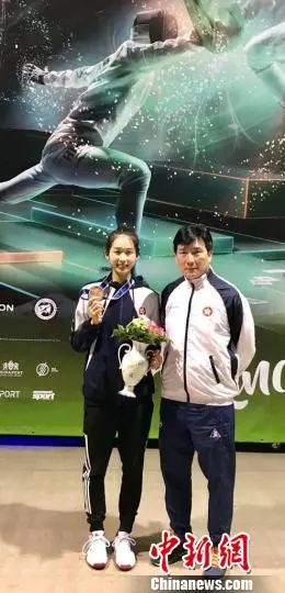 图为香港击剑队总教练郑兆康与香港击剑队运动员江旻憓(受访者供图)