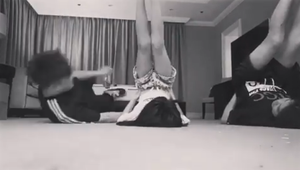 曹格晒女儿弹钢琴视频,姐姐十指尖如笋真的长