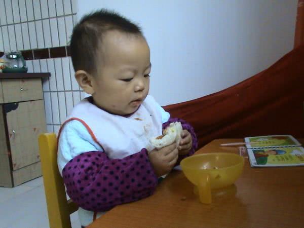                     家长平均身高1米76，却把娃养成“小矮子”提醒：3种食物坑娃