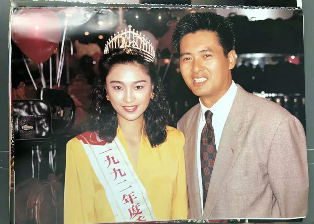 1992年,卢淑仪获得了港姐冠军不久,便成了李克勤的老婆,专心在家相夫