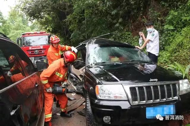 普洱思澜公路发生车祸 消防紧急救援