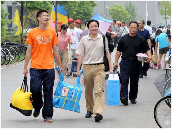 孩子,送你去上大学 再帮你扛一次行李 以后的路 你就要学着一个人