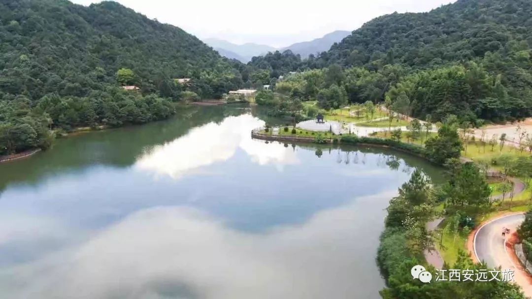 火山瑶池像一面神秘的绿镜子