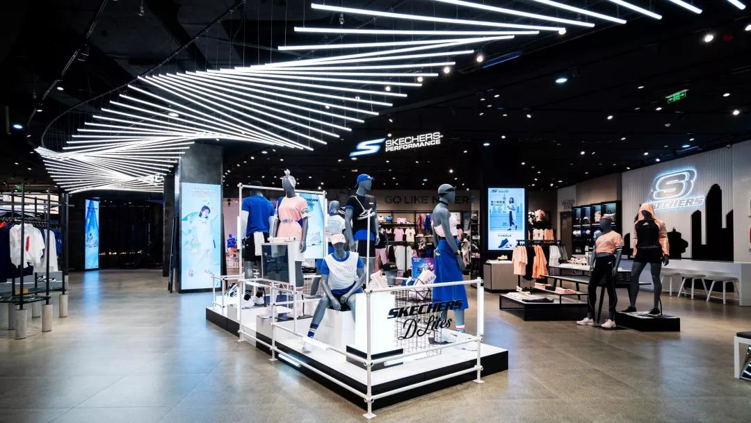 作为目前青岛面积最大的 斯凯奇品牌店铺 新店将近 1300平米的面积