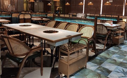 火锅店桌子摆门外 bd69d20d65f4450cabd0792d99309458.jpeg