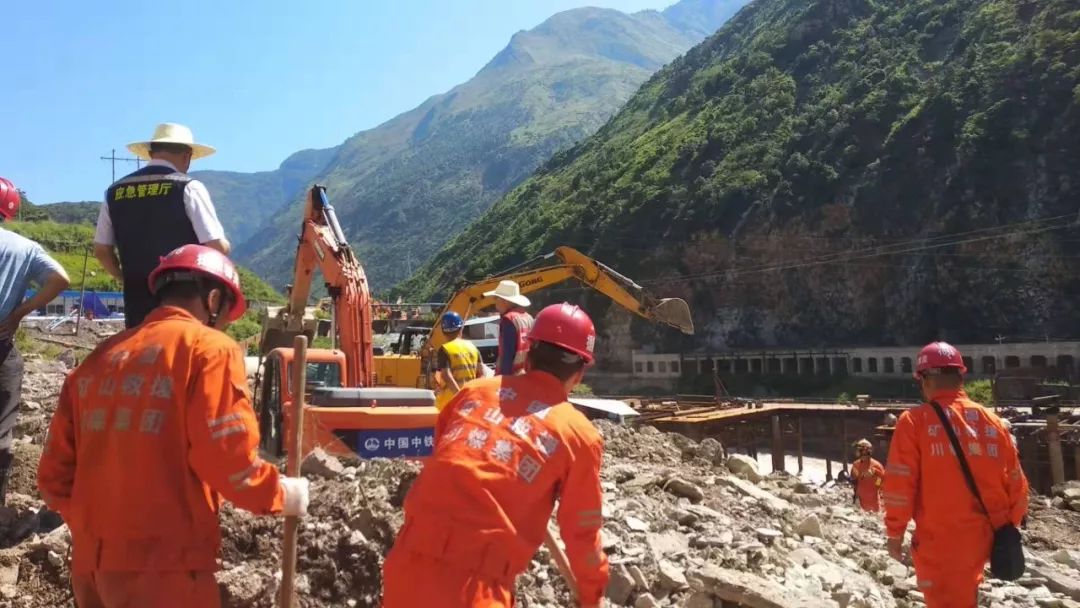 成昆鐵路山體崩塌，失聯(lián)人員初步確認(rèn)為17人...應(yīng)急管理部派工作組連夜趕赴現(xiàn)場指導(dǎo)救援