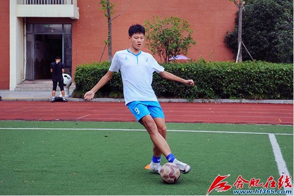 精致男孩踢足球 c4291ba58d0e450a84685d1cb96cd362.jpeg