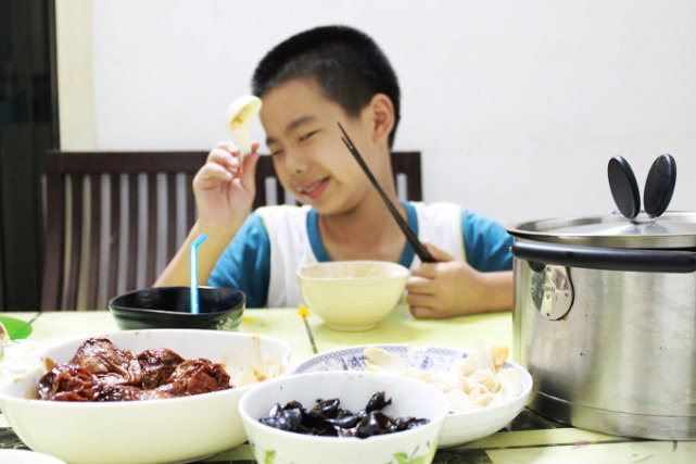                    家长平均身高1米76，却把娃养成“小矮子”提醒：3种食物坑娃