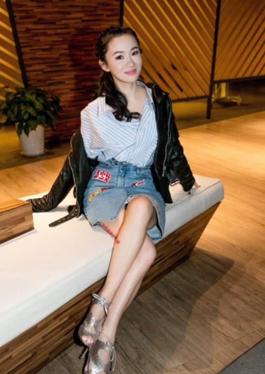 霍思燕大秀美腿,却被脚上"铁片鞋"抢镜,网友:怎么穿上去的?