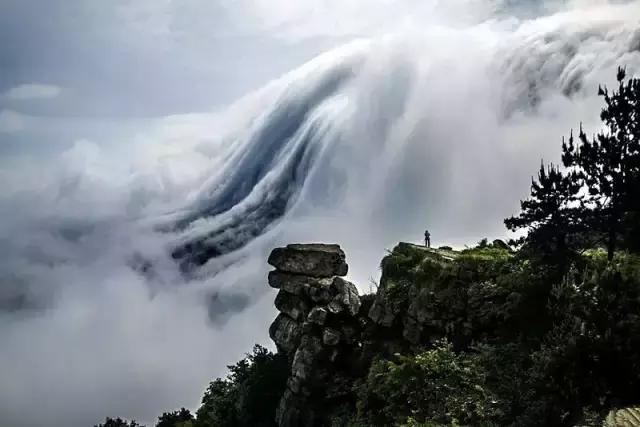 刚拍到的庐山瀑布云奇景,百年不遇,仙气十足! 玛雅吧彩票登录