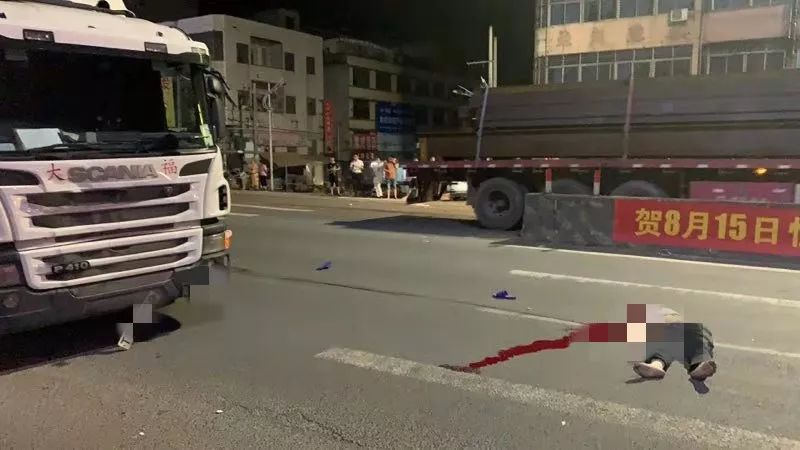 痛心!惠东这个地方发生一起车祸,一男子被盖白布