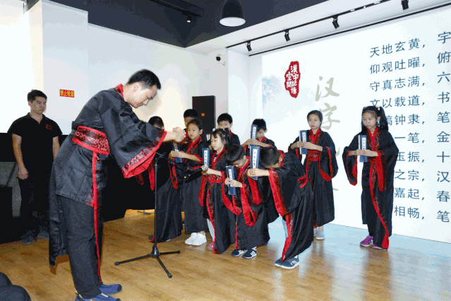 在天桥·汉字记忆空间里,中国诗词韵律之美