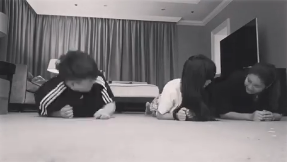 曹格晒女儿弹钢琴视频,姐姐十指尖如笋真的长