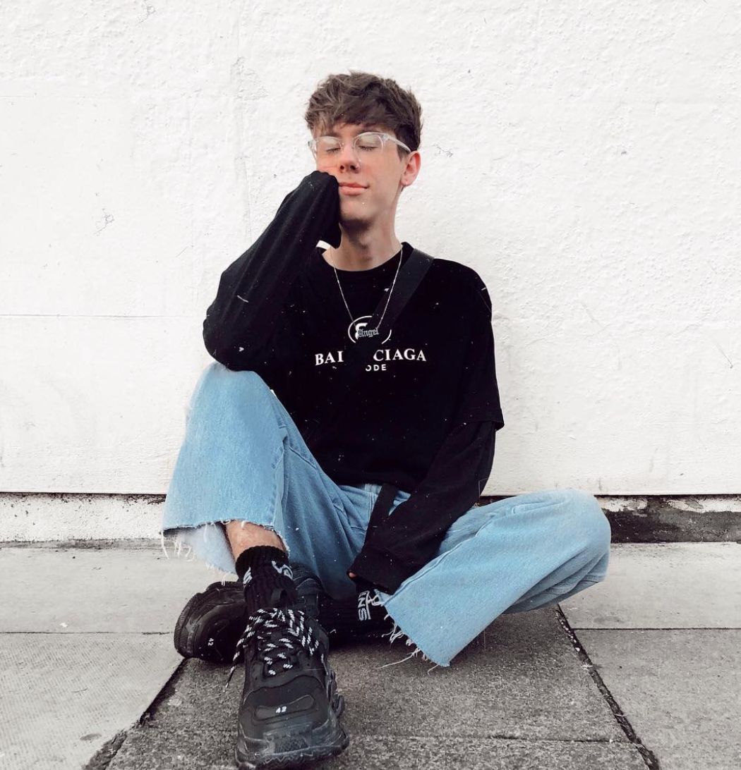 51岁欠债14亿还要借钱炫富、19岁少年靠修图