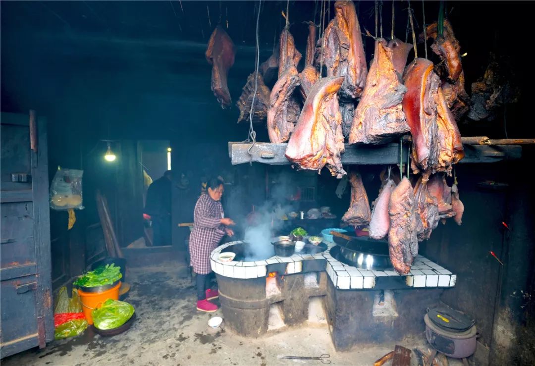 炕腊肉腊肉是侗族特色食品.