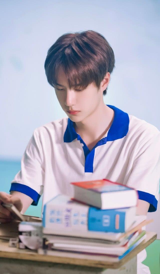 本以为王一博学生装够帅了,再看肖战学生装,网友:真想