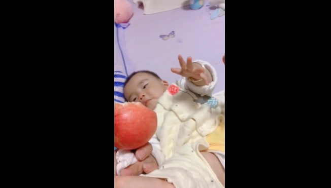                     原创            妈妈拿苹果诱惑熊孩子，接下来发生的一幕，结局让人意想不到！