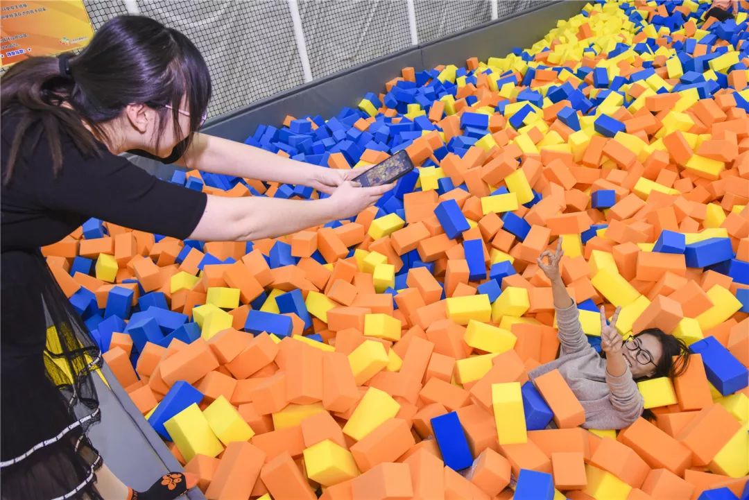 占地60000平方一站式运动馆!一票嗨玩蹦床区