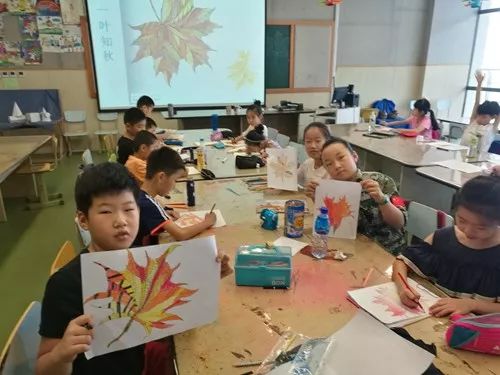 美术部开展"一叶知秋"主题创意绘画课堂活动