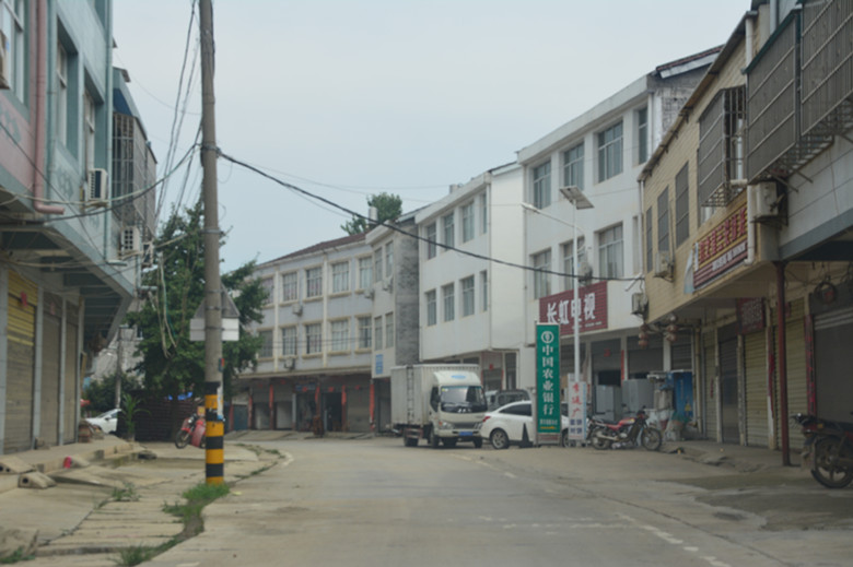 湖北随州:三里岗,新集村街道,这十年变化很大_镇上