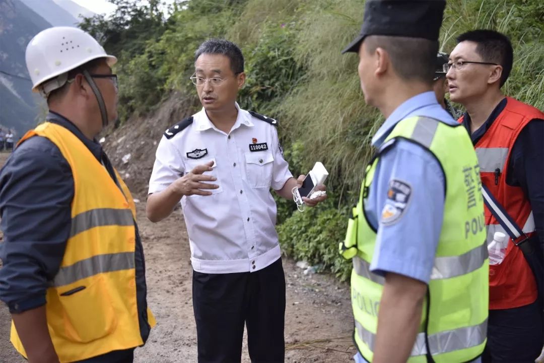 灾害面前,西昌铁警不畏艰险,奋战一线护平安_甘洛