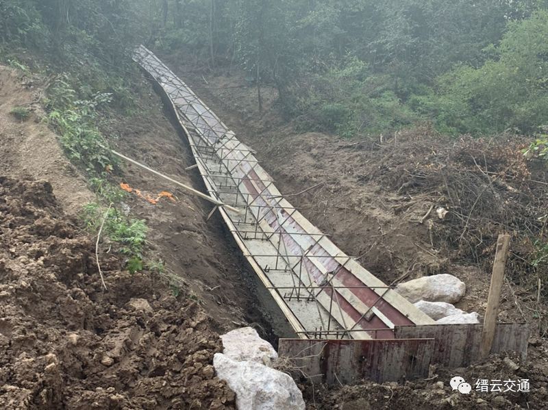 郑清岭隧道进口管棚右侧挡墙浇筑完成60m,洞口截水沟模板立设,钢筋