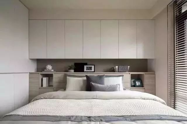 传统衣柜位置可以从床一侧转移到床后墙面,其中床头正上方的高处可以