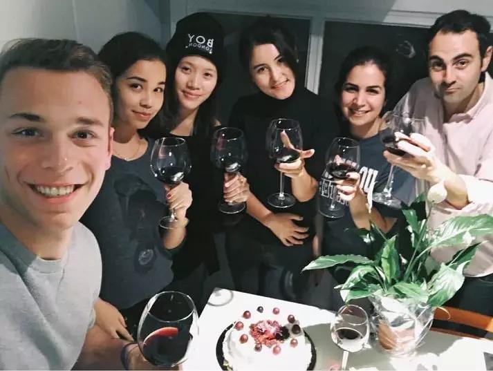 维吾尔族留学女孩的发现:西班牙简直就是地球