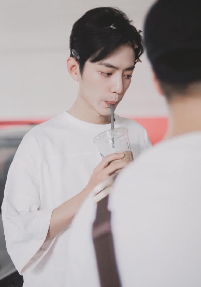 肖战低调现身机场,看到他喝饮料的样子,网友:终于确认