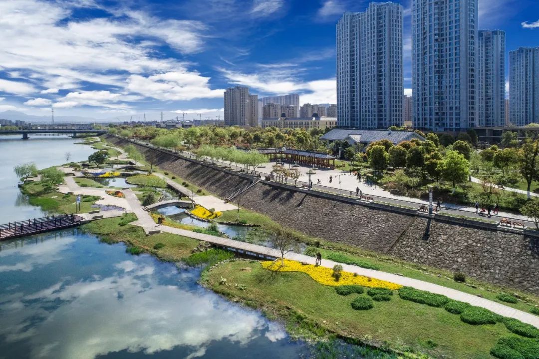 市民公园地处诸暨市城东中心区,已建成并于2012年10月向市民开放.