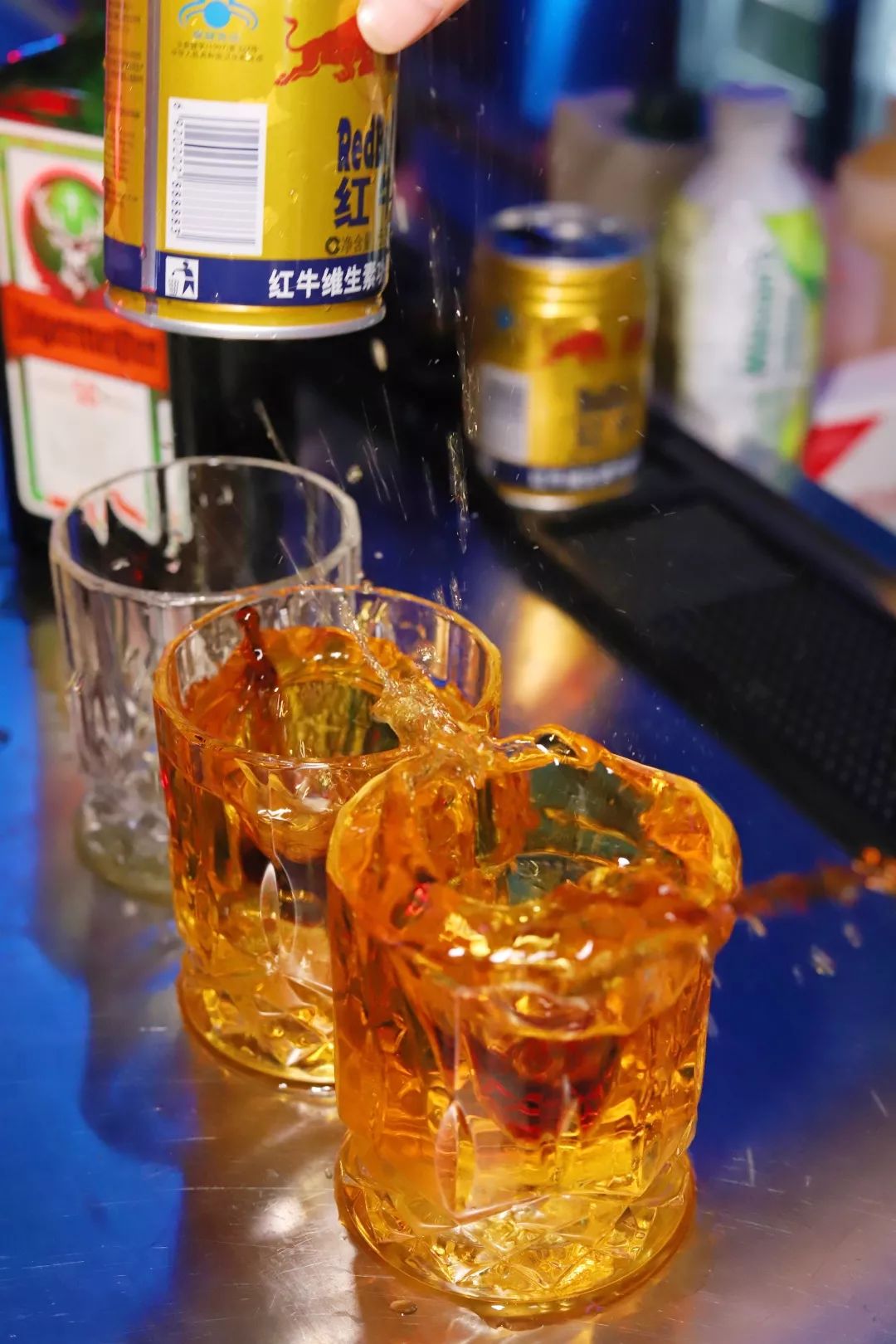 野葛酒倒满炸弹杯,一瓶红牛和一个shot野葛酒激情碰撞,英俊真心觉得这