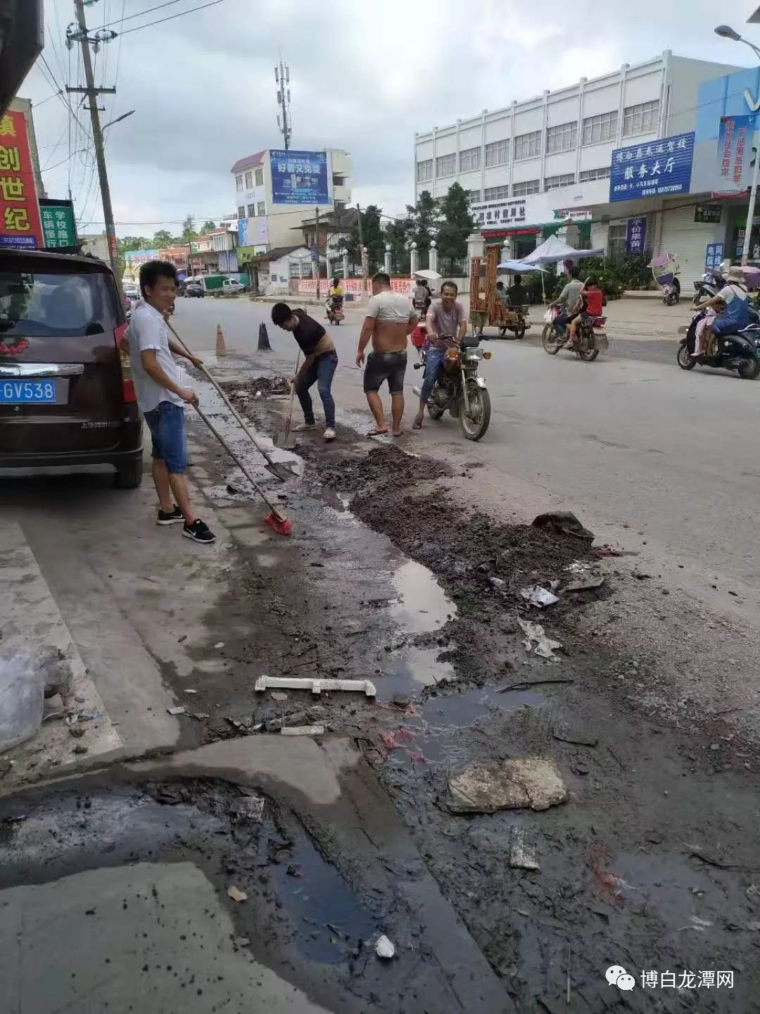 博白县龙潭镇东华南路道路上淤泥堆积严重,已经完全把路面积水排到