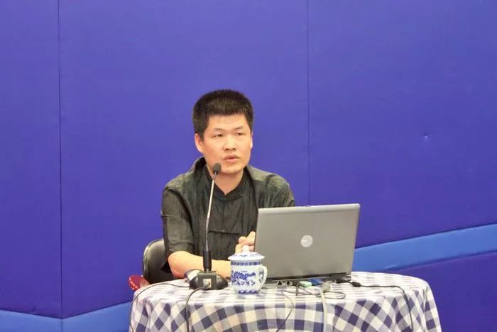 周野老师正在演讲《寿山石品鉴与收藏》周野老师正在