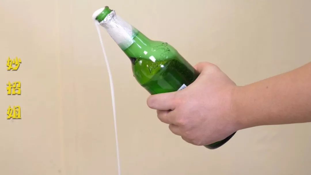 教你如何用一张纸开啤酒,比开瓶器还快