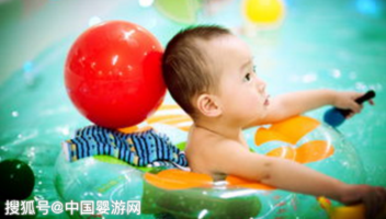                     原创            秋季坚持婴儿游泳的五大好处，家长表示很赞同！