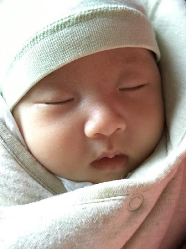                     何琳顺利产子，生出来的宝宝眉清目秀，太可爱啦