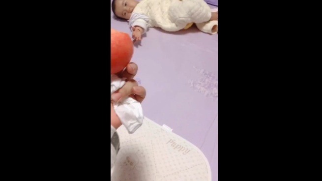                     原创            妈妈拿苹果诱惑熊孩子，接下来发生的一幕，结局让人意想不到！