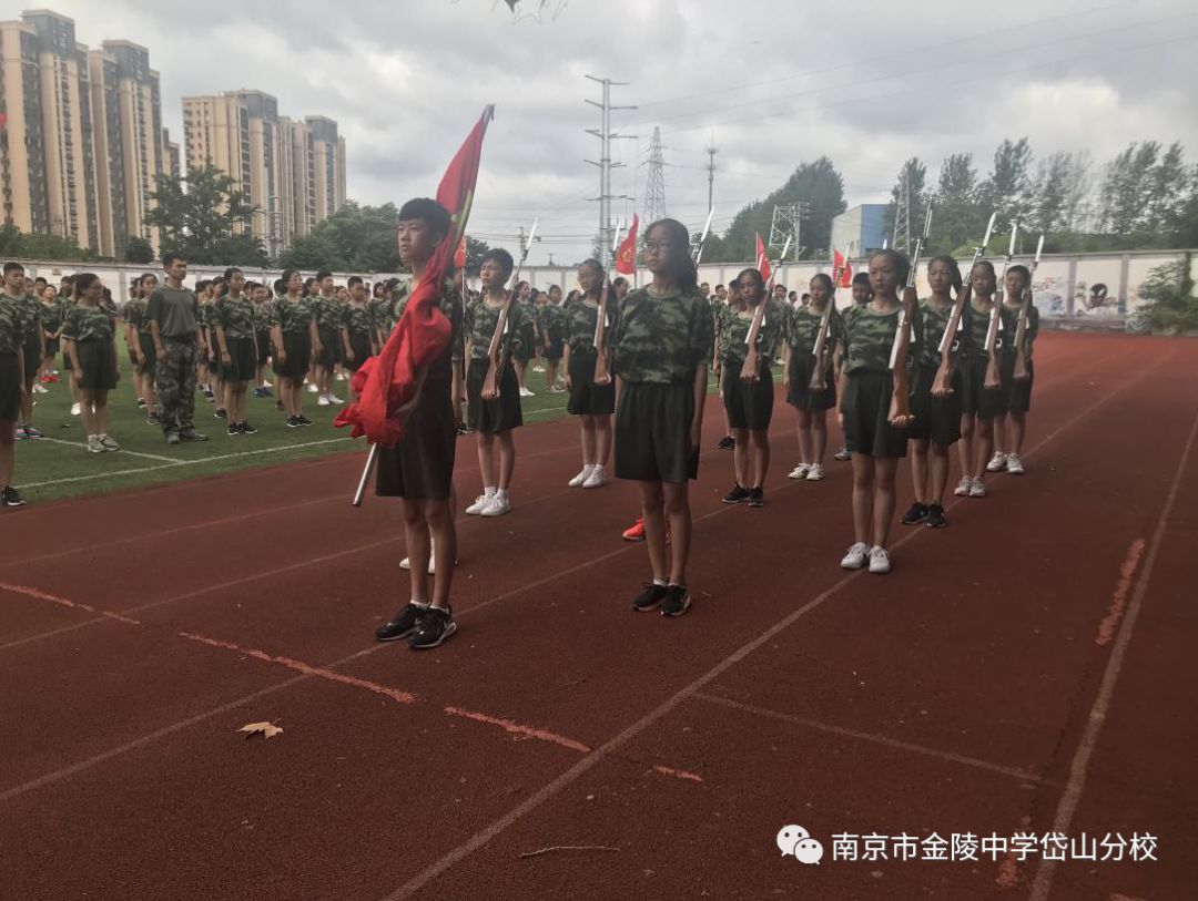 金中岱山体验军旅历练人生金陵中学岱山分校2019级初一新生参加军事