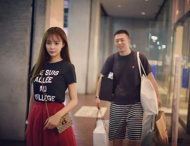 沈梦辰晒杜海涛视角美照,露纤细小蛮腰满屏少女风,还自夸脖子以下全是