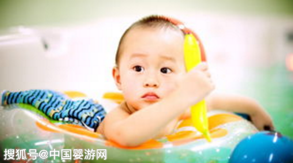                     原创            秋季坚持婴儿游泳的五大好处，家长表示很赞同！